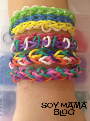 Detalle de las pulseras hechas con Rainbow loom