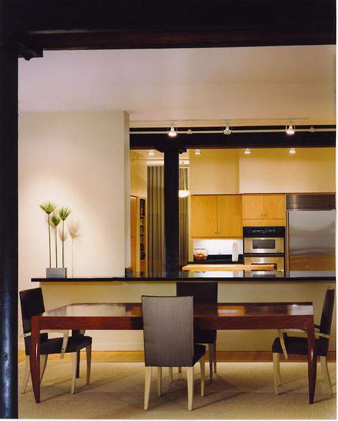 The dining room with a view into the kitchen for a sociable atmosphere