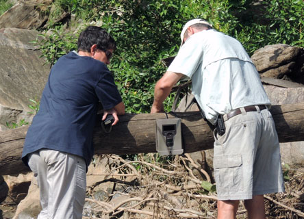 volunteers-malawi-camera-trap