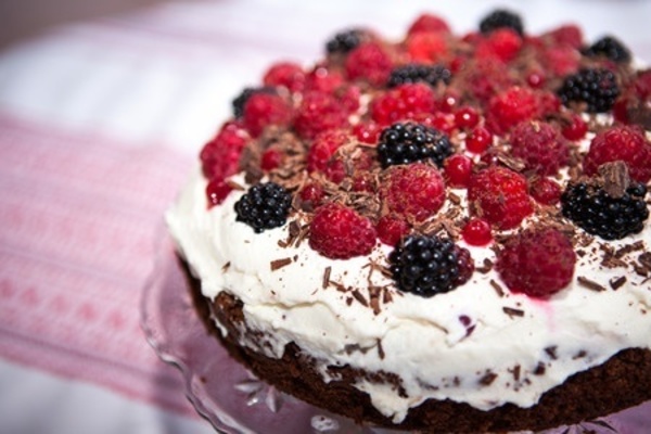 Photo d'un gâteau avec glaçage et framboises