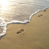 Footprints-man-beach-morning