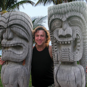 Howard_tikis