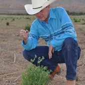 Kneeling_with_hat