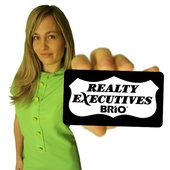 Ashley_holding_card_600_pix