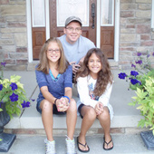 Me_and_girls_in_front_of_house2