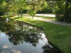 Typical Woodlands style... beautifully manicured lawns in the public areas... not a leaf out of place!!