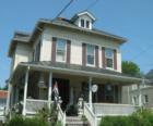 Leesburg homes converted to antique shops offer exciting shopping experiences for visitors.  Copyright 2007 Lenn Harley