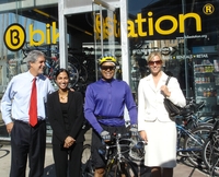 Mr. Peñalosa visiting Bikestation Long Beach