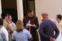 sacerdote-com-pais-e-alunos