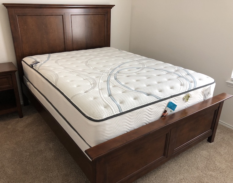 [SOLD] QUEEN Haverty's Ashebrooke Bed Frame w/ Headboard NonReef