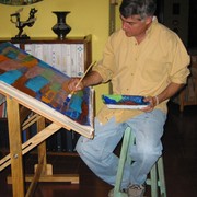 Acercamiento_jorge_en_mesa_dibujo_card