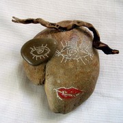 Tipa_di_sasso_con_rossetto_leggermente_sbaffiato_card