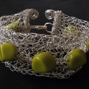Silver_wire_bracelet__with_green_beads_card