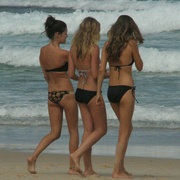 Girls_on_the_beach_card