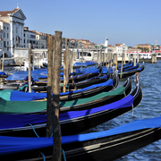 Gondolas_wait_copy_card