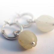 Sbagaya__jade_oorringen__zilver_pareldraad_en_jade_card