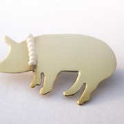 Sbagaya__parel_varken_broche__messing_en_kleine_kraaltjes_card