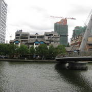 Canary_wharf_walking_bridge_card