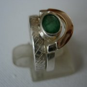 Ring_inlaid_emerald_card