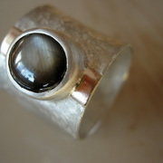 Ring_inlaid_opal__black_star_card