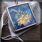 Atrestsunflowerglasslocketpendantnecklace_acrylic_fullviewprofilepouchedgegalleryresized_card