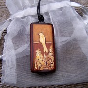Earthybicolorbirdbamboopendant_acrylic_fullvieoutsidereszed_card