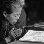 祈る老婆_card