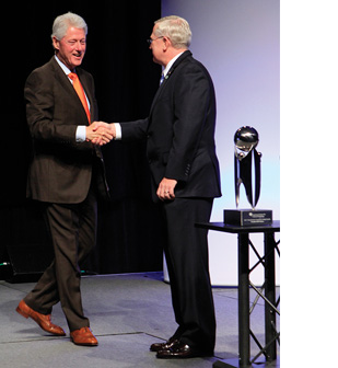 President Bill Clinton, ASCP Keynote Speaker (left), received the 2011 ASCP Humanitarian Award for Global Health from 2010–2011 ASCP President John E. Tomaszewski, MD, FASCP.