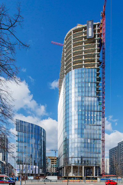 The Mennica Legacy Tower Complex features a 35-story tower and a 10-story tower. Photo courtesy of Goettsch Partners.