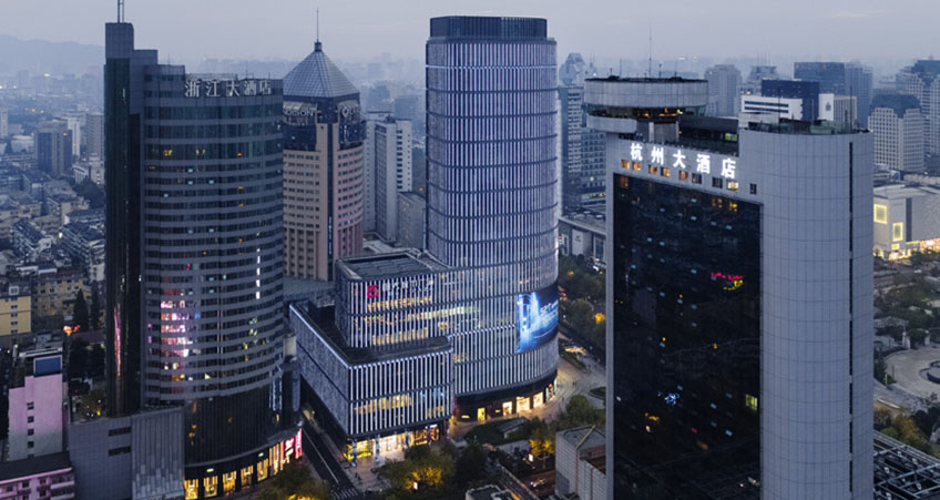 With its elliptical curved form, the tower supplements the two immediately adjacent high-rise buildings.
