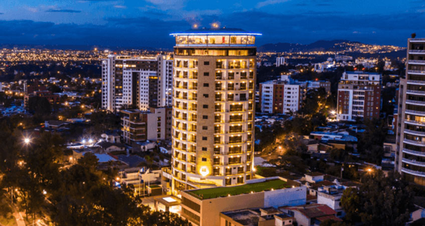 One of Hotel Vista Quine's main attractions is the top-level a restaurant that rotates slowly, allowing patrons to appreciate the urban landscape from different angles.