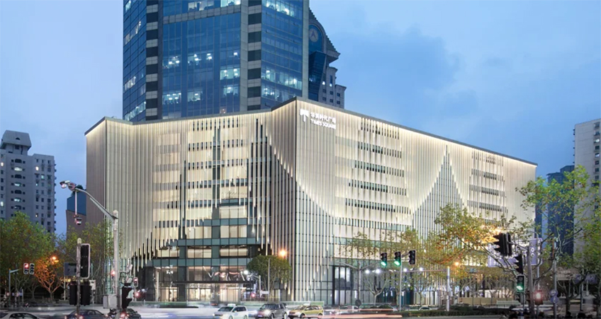 Shanghai Times Square's renewal has been completed with an eye-catching aluminum façade. Image rights © takumi ota