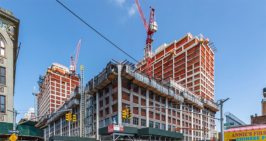 Front & York has recently topped out, with both towers topping out at 21 stories and 86.1 meters. Photo by Tectonic.