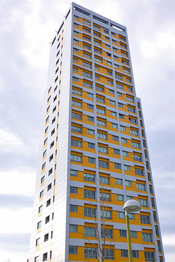 A fire damaged a newly built 21-story residential tower in the neighborhood of Hortalaza and situated on Dulce Chacon street.