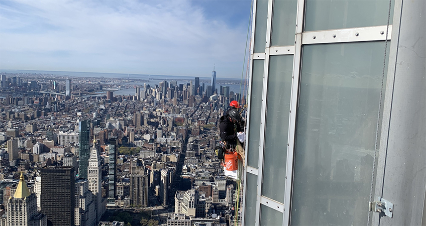  The construction team, suspended on industrial ropes, had to contend with high wind gusts. (Courtesy the Empire State Realty Trust)