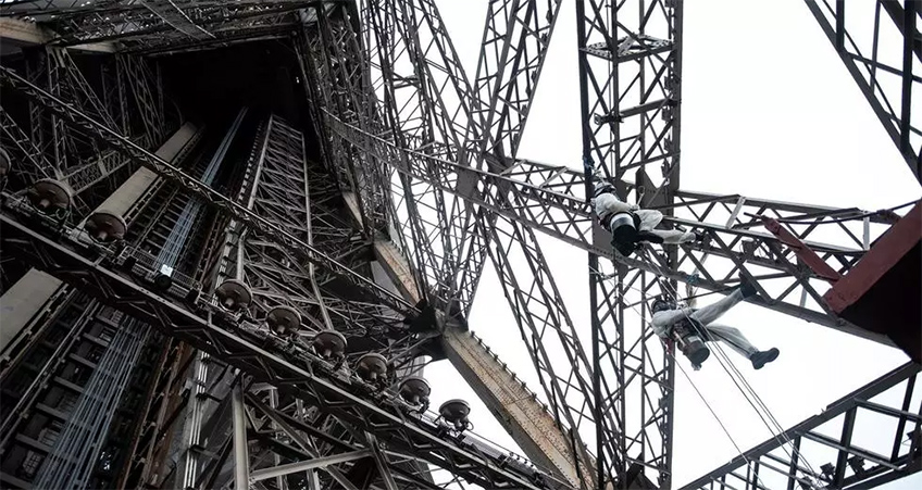 Steeplejacks at work repainting the iconic Paris monument on February 1, 2021. © Martin Bureau, AFP