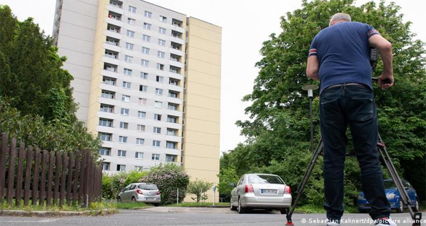 A high-rise building in Dresden has been placed under restrictions following a death linked with a variant of COVID-19 of one of its residents. (c) Sebastian Kahnert/dpa/picture alliance.