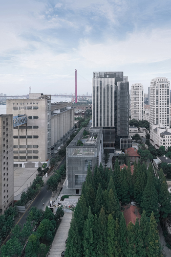 Minsheng Wharf Block E15-3 in Shanghai is bookended in-between century old industrial silo warehouse, historical houses with landmark status, and a neoclassical luxurious residential neighborhood. Image credit: schranimage.