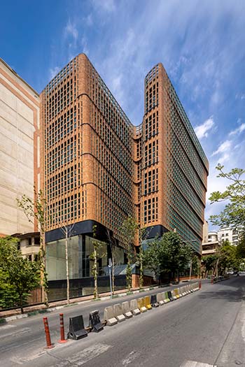 The central void allows light into the deepest recesses of the building. (c) Parham Taghioff Courtesy of Hooba Design
