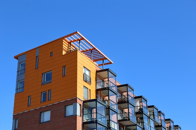 Building in Helsinki. Photo by Vladislav Vedenskii on Unsplash