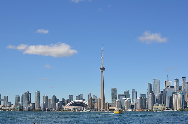 Toronto skyline. Image by VizualisKultura from Pixabay