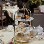 R_afternoon_tea_in_st_james_b_1