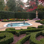 French_parterre_in_the_fall_with_mums_b_1