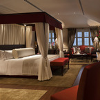 Colonial-manor-bedroom_b_1