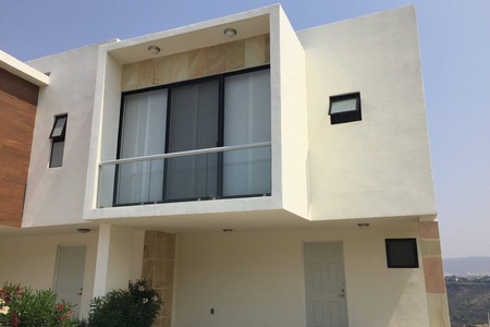 Excelente casa en El Mirador, 2 pisos 3 habitaciones amplias, sótano y