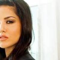 Web-sunny-leone-curtain