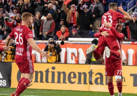 Red_bulls_-_celebrate_vs._crew_-_11-11-18