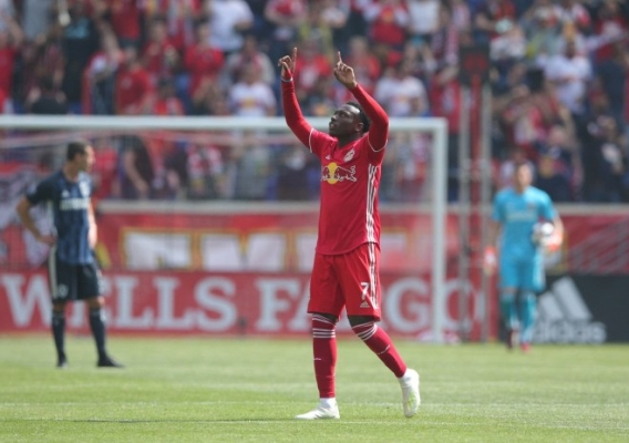 Derrick_etienne_jr._-_rbny_celebrates_goal