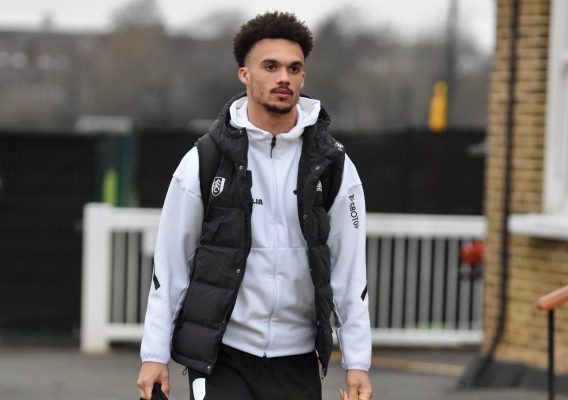 Antonee_robinson_-_asn_top_-_fulham_stadium_entrance_-_december_2025