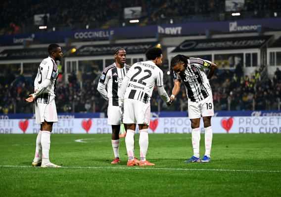 Weston_mckennie_-_asn_top_-_juventus_handshake_celebration_-_2-1-26